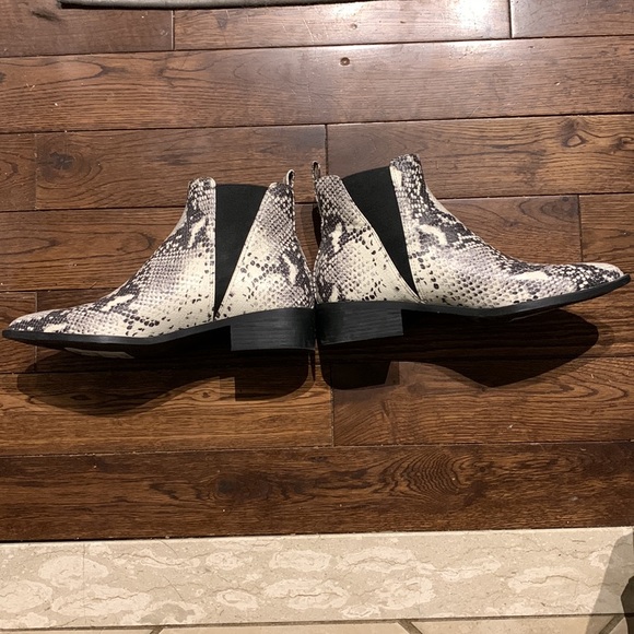 Steve Madden western style snakeskin pattern ankle boot size 10 - Picture 2 of 10